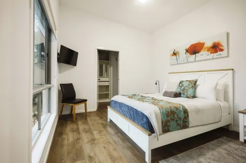 Wallaby 2 Bed, 1 Bath Cottage - Private Parkland Setting with Lake View