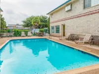Days Inn by Wyndham San Antonio Southeast/Frost Bank Center Hotels near Comanche Park