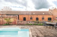 Stunning Five BD Home Near Tewkesbury - Kolam Renang