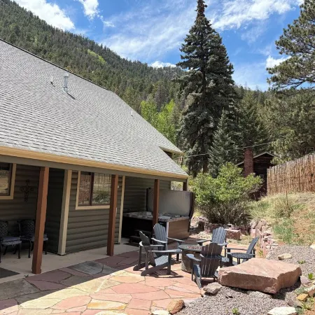 5 bd 4 bth, AC, fireplace, hikes, waterfalls, salt water hot tub, walk to town!