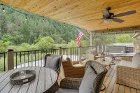 Pool & Dual Decks! Modern Trinity River Retreat - Homestays