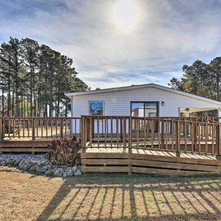 'Cozy Cottage' w/ Shared Dock on Dawson Creek