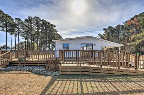 'Cozy Cottage' w/ Shared Dock on Dawson Creek - 3-Star