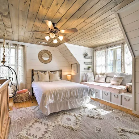 Ideal for Families! Lake Toxaway Getaway w/ Deck