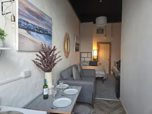 Beachfront Studio Suite Downhill - Wifi