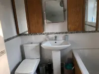 3 Bed House - Sleeps 6 - Parking - Garden - WIfi Hoteles en Neath