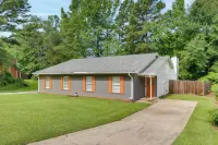 Atlanta Getaway w/ Private Yard: Near Airport - parking