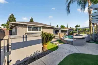 Hot Tub & Pool with 5 Cozy Bedrooms - Boutique