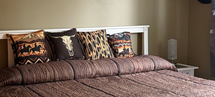 Serene 2-Bedroom Apartment with Private Entrance and Pool Access Hotels in Huron County