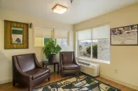 HomeTowne Studios by Red Roof Denver - Glendale/ Cherry Creek - parking