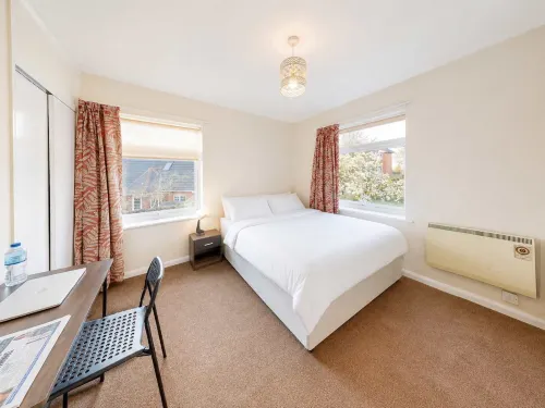2BR Reading Apt Near Station Near Hospital - Condos