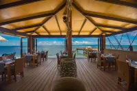 Coco de Mer Hotel and Black Parrot Suites - parking