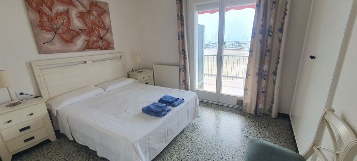 Nice Apartment in Front of the Beach for 8 People in the Center of Roses Hotels in Roses