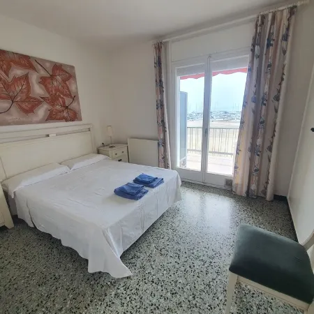 Nice Apartment in Front of the Beach for 8 People in the Center of Roses