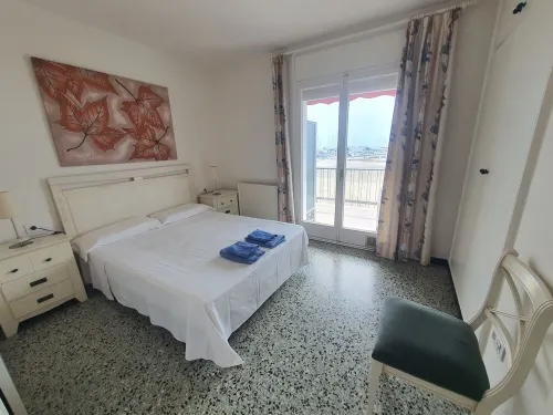 Nice Apartment in Front of the Beach for 8 People in the Center of Roses - 2-Star