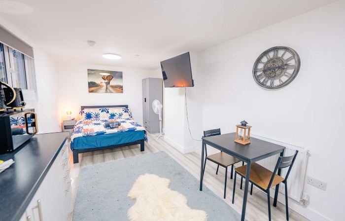 Spacious 9Bed Home - 9 En-Suites & Large Kitchen