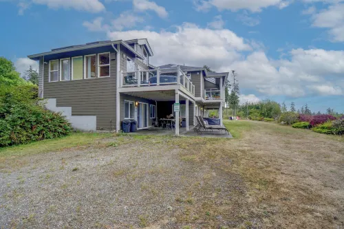 Puget Sound Views & Patio: Point No Point Apt - Beach