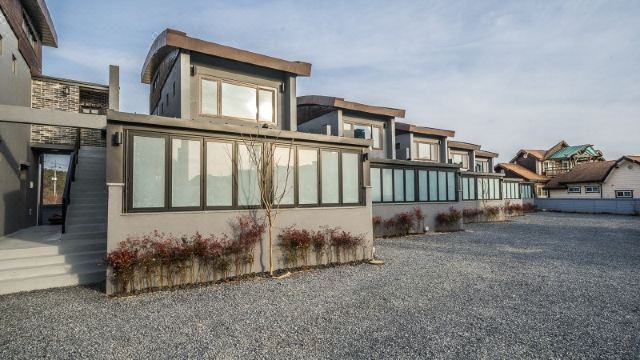 경주 머물다 풀빌라의 넓은 수영장 전경