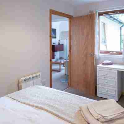 Contemporary One Bedroom Apartment Close to All Amenities in Conservation Area Rooms