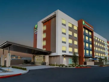 Holiday Inn Express & Suites Las Vegas - E Tropicana