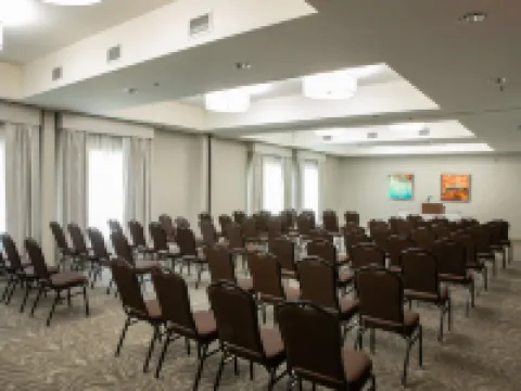 Holiday Inn & Suites RALEIGH-CARY (I-40 @WALNUT ST) by IHG โรงแรมในแครี