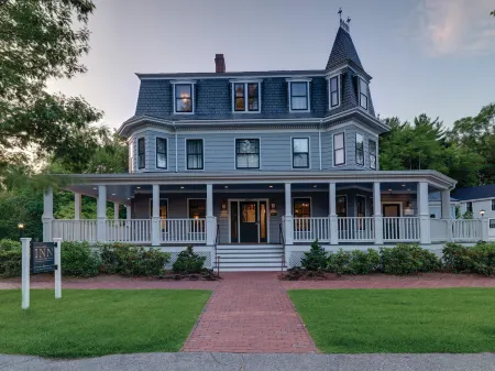 The Inn at Hastings Park, Relais & Châteaux Отели рядом с достопримечательностью «Конкорд Мидл Скул»