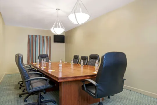 Days Inn by Wyndham Downtown St. Louis Отели рядом с достопримечательностью «Парк Уилсон»