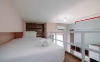 Minimalist and Comfy Studio Dave Apartment by Travelio - Balkon