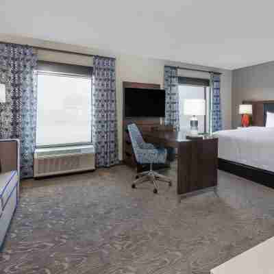 Hampton Inn & Suites Fort Wayne Downtown Rooms