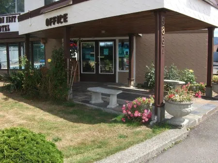 Falcon Nest Motel Отели в г. Дункан