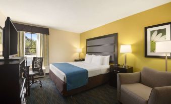 Days Inn & Suites by Wyndham Commerce