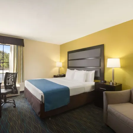 Days Inn & Suites by Wyndham Commerce