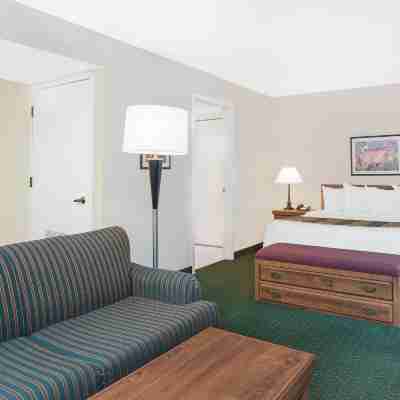 Hawthorn Suites by Wyndham Green Bay Rooms