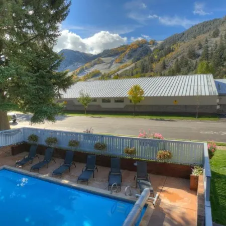 Shadow Mountain Lodge