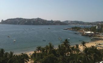 Ramada by Wyndham Acapulco Hotel & Suites