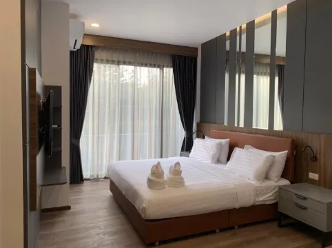 ห้องเตียงใหญ่ 1 เตียง วิวสระน้ำ