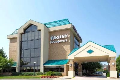 Drury Inn & Suites Charlotte University Place فنادق في شارلوت