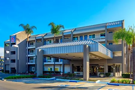 Motel 6 Anaheim, CA - Maingate