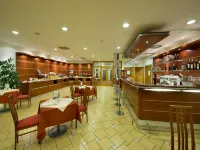 Ramada by Wyndham Airport Prague Hotels in Cicovice