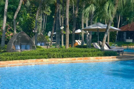 Shangri-La Surabaya Отели рядом с достопримечательностью «Java Aquatic»