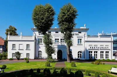 Шлосс Отель Янтарный (Schloss) Отели рядом с достопримечательностью «Парк имени М. Беккера»