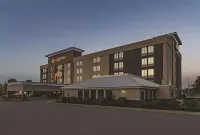 La Quinta Inn & Suites by Wyndham Cleveland Airport West Hotels in North Olmsted