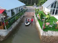 Boat House Marina Restaraunt and Homestay