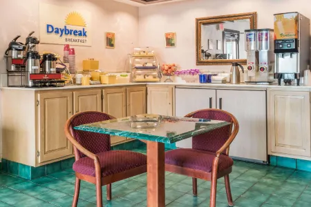 Days Inn by Wyndham Berlin Meriden Отели в г. Берлин