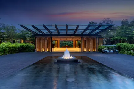 Renaissance Phuket Resort & Spa (Marriott International) Отели рядом с достопримечательностью «Sai Kaew Beach»