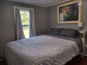 Clean, Cozy Home W Kitchen Near I-24 Pet Friendly