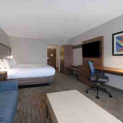 Holiday Inn Express & Suites Ann Arbor - University South Rooms