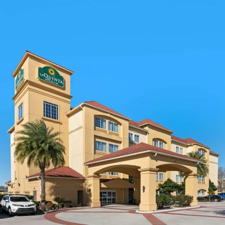 La Quinta Inn & Suites by Wyndham Houston Bush Intl Airpt E
