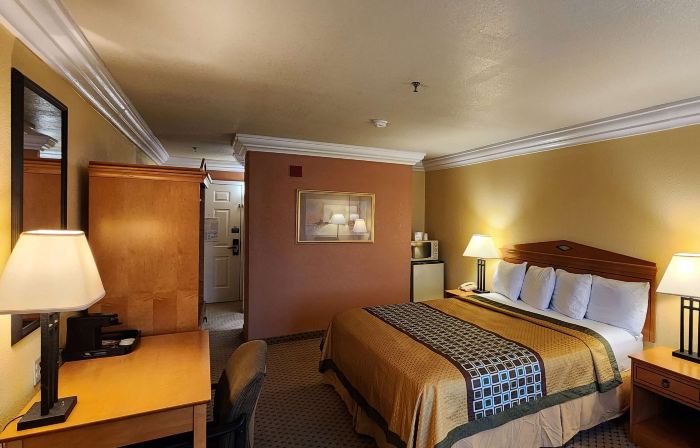 Super 8 by Wyndham Temple I-35