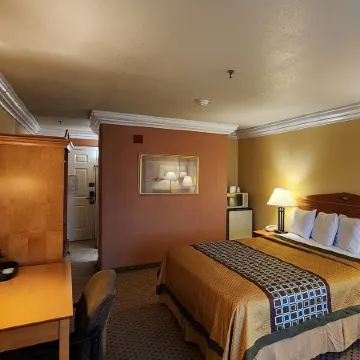 Super 8 by Wyndham Temple I-35